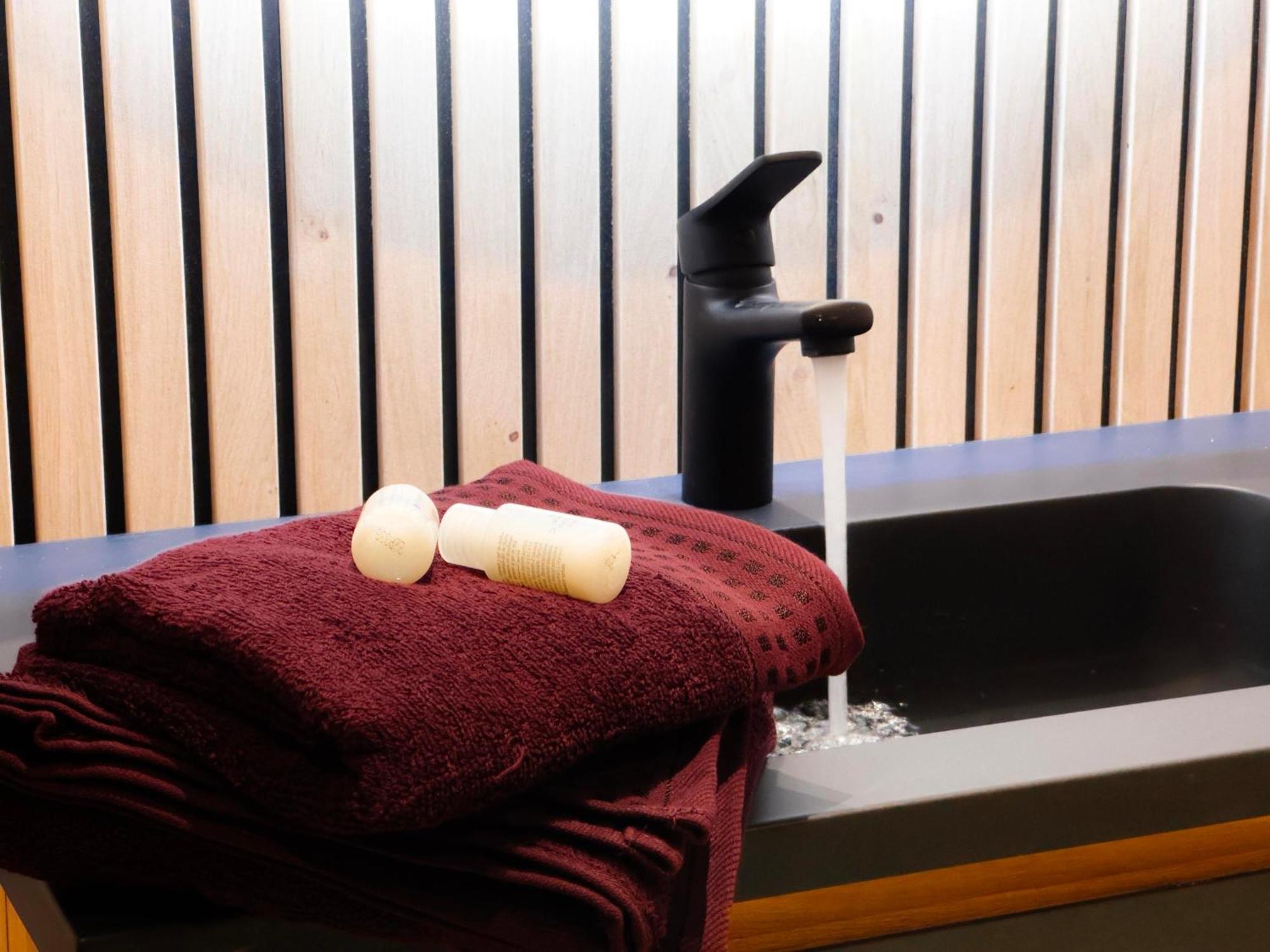Capsule Lotus-Balneo-Sauna-Billard-Nintendo Hastiere-par-dela Экстерьер фото